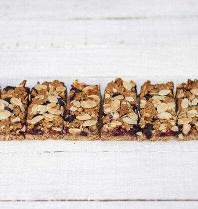 Vegan granola bars with blueberry & lemon