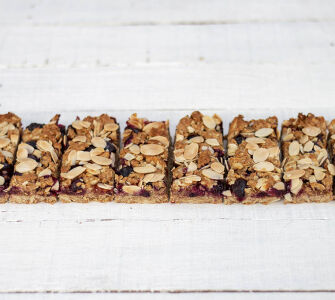 Vegan granola bars with blueberry & lemon