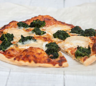 Spinach & goats' cheese pizza