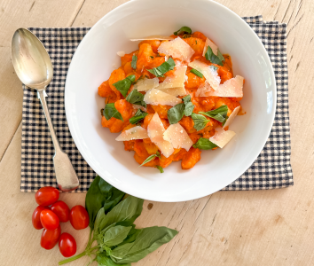 Air fryer roasted tomato and red pepper gnocchi